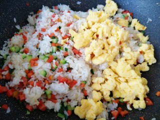 12、菠萝炒饭,加入炒好的鸡蛋翻炒均匀。