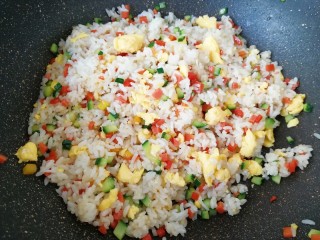 13、菠萝炒饭,放盐调味。