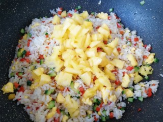 14、菠萝炒饭,最后下入菠萝块翻炒均匀。