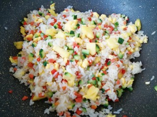 15、菠萝炒饭,关火出锅。