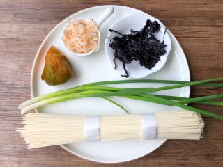 1、葱花汤面,食材合影