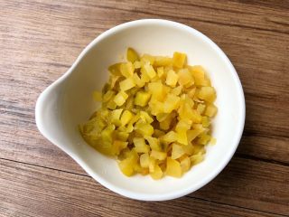 2、葱花汤面,首先把榨菜清洗干净，切成榨菜碎待用。