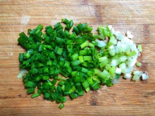 3、葱花汤面,葱清洗干净，切成葱花待用。