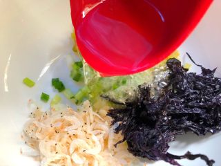 4、葱花汤面,取一个碗，放入葱白，紫菜，虾皮，榨菜碎，热锅放入少许油烧至9成热，把热油浇到葱白上，激出香味。