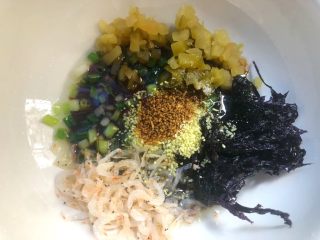 5、葱花汤面,加入少许盐，一勺生抽，少许芝麻油，少许鸡精。