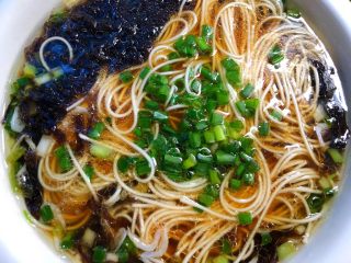 7、葱花汤面,面条焯熟以后，捞到汤碗里，撒上葱花即可开吃。