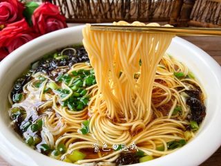 8、葱花汤面,美味的葱花面做好了，喷香美味，快手又好吃。