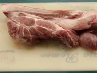 1、臊子肉,准备猪肉，最好带肥肉，不然成品太干，不好吃
