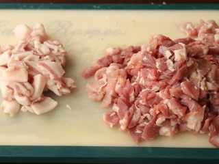 2、臊子肉,肥瘦分开处理，分别切成小方片