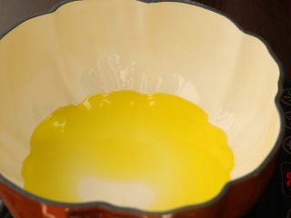 3、臊子肉,锅里倒入植物油