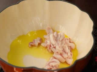 4、臊子肉,油稍热，下肥肉小火煸炒