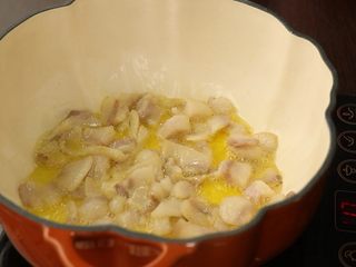 5、臊子肉,慢慢肥肉会变色，出很多油