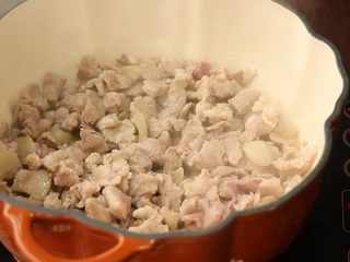 7、臊子肉,翻炒均匀变色