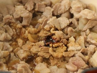 11、臊子肉,倒入生抽，老抽