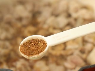 12、臊子肉,加入香料粉（八角桂皮香叶小茴香打的粉）