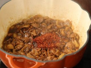 18、臊子肉,放一大勺辣椒粉，不能吃辣的也可以不放