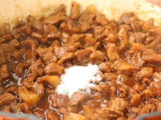 19、臊子肉,加盐调味