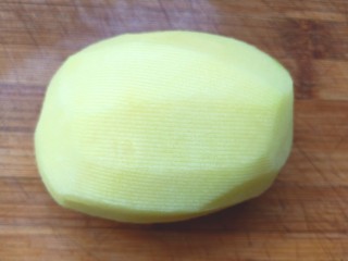 1、土豆疙瘩汤,土豆去皮洗净