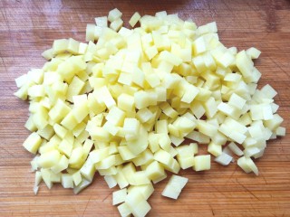 2、土豆疙瘩汤,切成丁