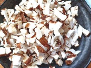 5、土豆疙瘩汤,香菇切丁