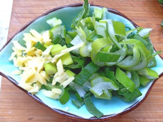 7、土豆疙瘩汤,葱姜切碎