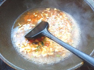 12、土豆疙瘩汤,加入适量的水，倒入不锈钢锅中