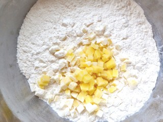 13、土豆疙瘩汤,土豆倒入面粉中，摇动使土豆均匀的沾上面粉。