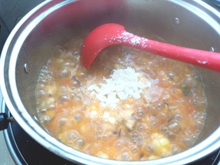 18、土豆疙瘩汤,下入锅中煮熟