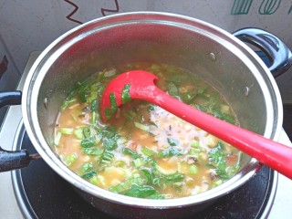 19、土豆疙瘩汤,下入青菜，搅拌均匀