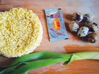 1、泡面蛋饼（方便面+鹌鹑蛋）,备好方便面，调料，鹌鹑蛋，蒜苗
