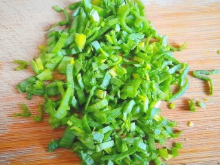 2、泡面蛋饼（方便面+鹌鹑蛋）,蒜苗切沫