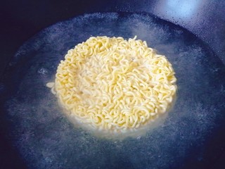 3、泡面蛋饼（方便面+鹌鹑蛋）,水开后煮方便面