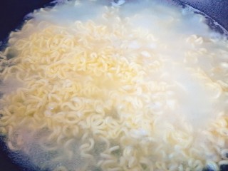 4、泡面蛋饼（方便面+鹌鹑蛋）,煮至六成熟即可