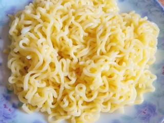 6、泡面蛋饼（方便面+鹌鹑蛋）,装盘备用