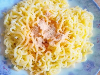 8、泡面蛋饼（方便面+鹌鹑蛋）,调料包倒进去