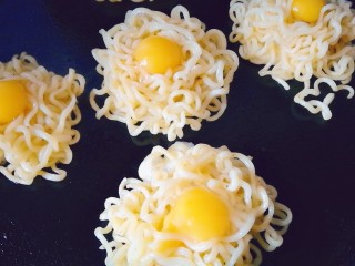11、泡面蛋饼（方便面+鹌鹑蛋）,每份上面打一颗鹌鹑蛋