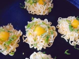 12、泡面蛋饼（方便面+鹌鹑蛋）,撒一层蒜苗沫