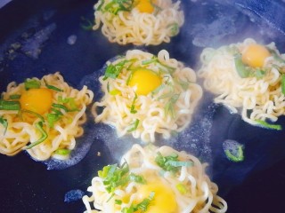 13、泡面蛋饼（方便面+鹌鹑蛋）,加入少量开水后盖上盖子，让蒸汽把上面的鹌鹑蛋蒸熟