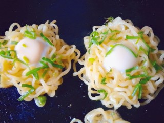 14、泡面蛋饼（方便面+鹌鹑蛋）,待鹌鹑蛋熟之后就完成了