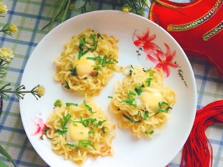 15、泡面蛋饼（方便面+鹌鹑蛋）,出锅开吃