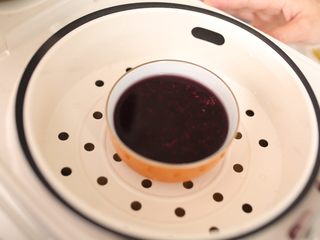 3、休闲小糕点香芒紫米糕-带带,放入电饭煲加入水，盖上盖子按下煮饭键；