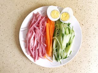 4、花样面条+中式荞麦冷面,黄瓜、胡萝卜、火腿片切丝，鸡蛋一切两瓣备用