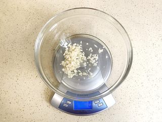 5、花样面条+中式荞麦冷面,开始准备汤汁：蒜瓣儿切碎末