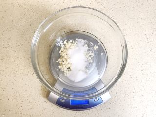 6、花样面条+中式荞麦冷面,加入盐和糖