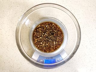 7、花样面条+中式荞麦冷面,搅拌均匀，尝尝味道，可以根据自家口味灵活调整比例，这个比例刚刚好适合我的口味