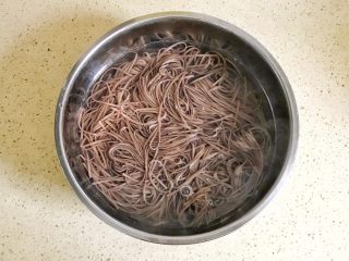 9、花样面条+中式荞麦冷面,捞出来的面条，立即投入凉水中，过掉面糊