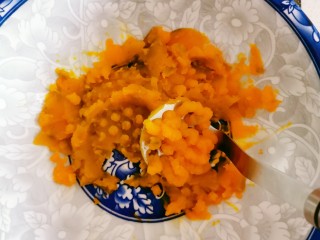 5、南瓜小圆子,碾压成泥。