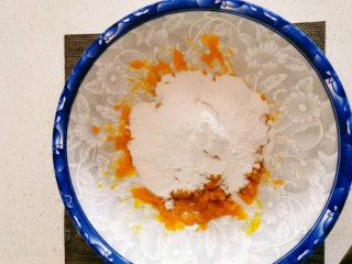 6、南瓜小圆子,放入糯米粉。