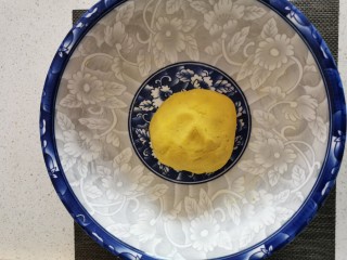 7、南瓜小圆子,和成软硬适中的面团 静置20分钟。