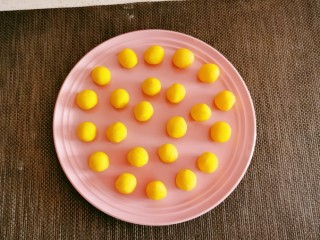 8、南瓜小圆子,分成小剂子，每个约9克重，搓成小圆子备用。